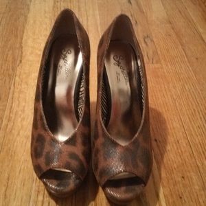 pair of black-and-brown leopard-pattern